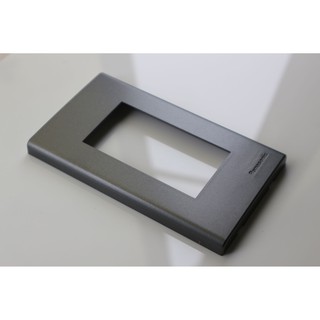 Mặt công tắc ổ cắm cho 3 thiết bị Panasonic dòng Wide - Màu đen bóng