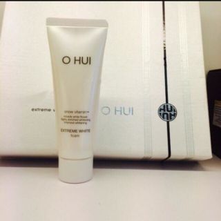 Sữa rửa mặt trắng da Ohui extreme 40ml(có tem)