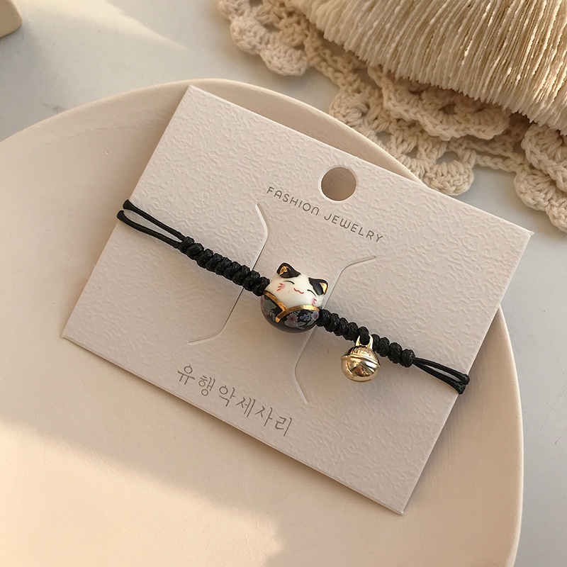 Vòng đeo tay, lắc tay nữ hình chú mèo Makeni Neko mang lại may mắn cho thân chủ.  Vòng tay dây bện mặt mèo xinh xắn.