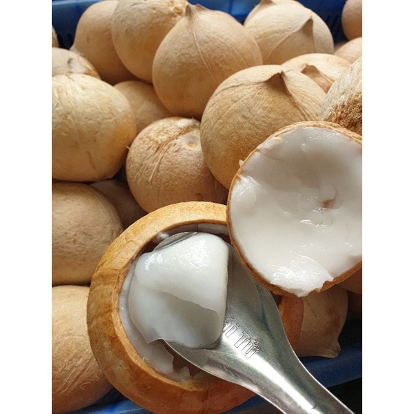 Dừa tươi gọt sạch vỏ Bến Tre.