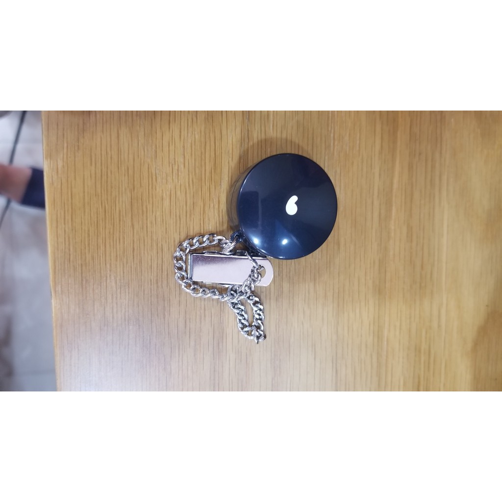 Hộp đựng máy trợ thính mini nhỏ gọn.