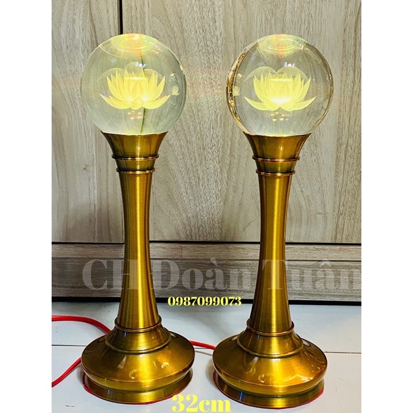 Một cặp đèn thờ pha lê cầu trụ vàng cổ điển