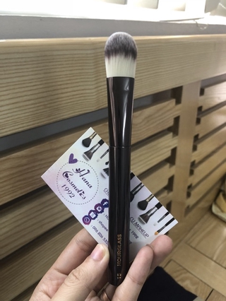 Cọ che khuyết điểm lớn Hourglass số 8