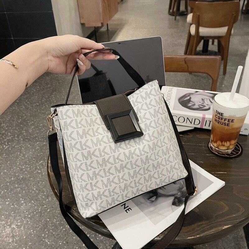 Túi xách nữ đeo chéo khóa vuông logo màu Hot Trend 2022