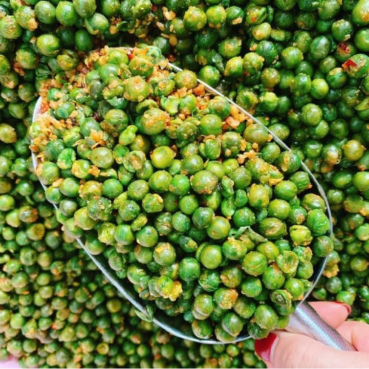 Đậu hà lan rang tỏi ớt Lê Hải 450g đồ ăn vặt Sài Gòn giòn ngon đậm vị