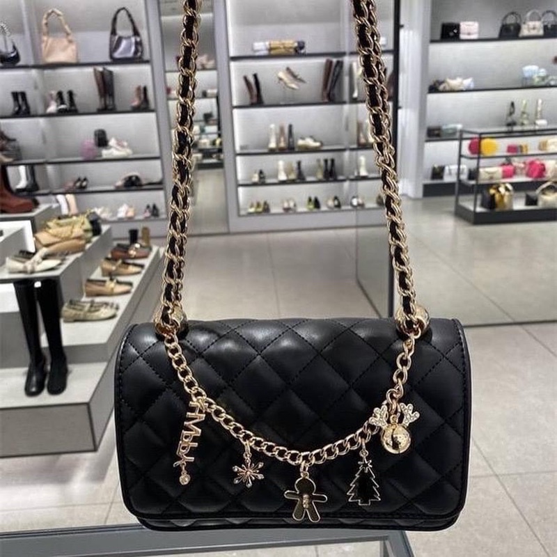 Túi Chữ C hộp đen kèm phụ kiện Charm treo siu xinh size 20
