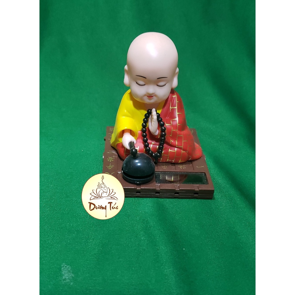 Chú Tiểu Gõ Mõ Tụng Kinh Sử Dụng Năng lượng Mặt Trời