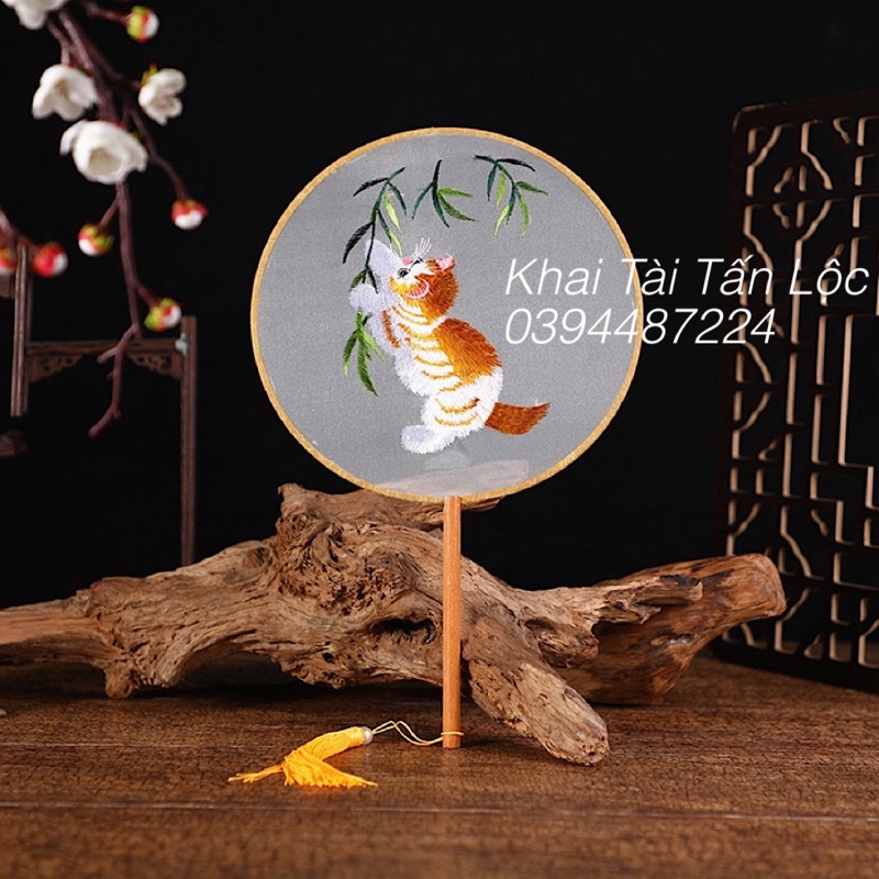 Quạt tròn cổ trang Tô Châu thêu mèo 1 mặt mèo vàng vui đùa