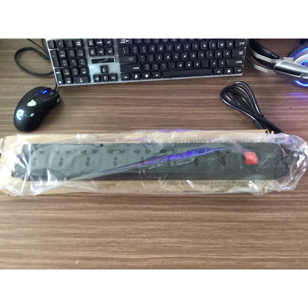 Thanh Nguồn RACK PDU Nhựa 8 Ổ Cắm Đa Năng Lắp Cho Tủ Rack ,Có Công Tắc Bảo Vệ Quá Tải.