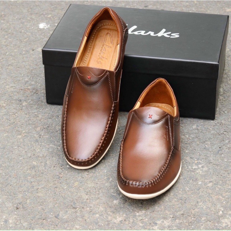 Giày Clarks chính hãng mà để in Thái lan