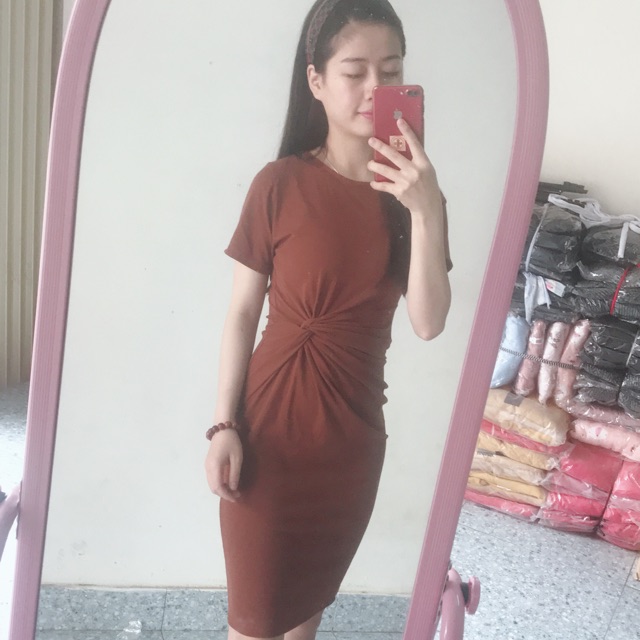 Đầm body xoắn eo