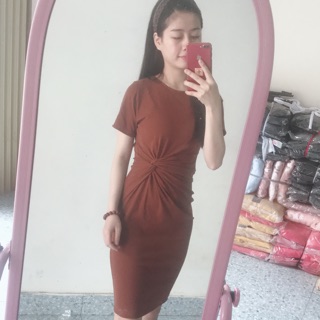 Đầm body xoắn eo