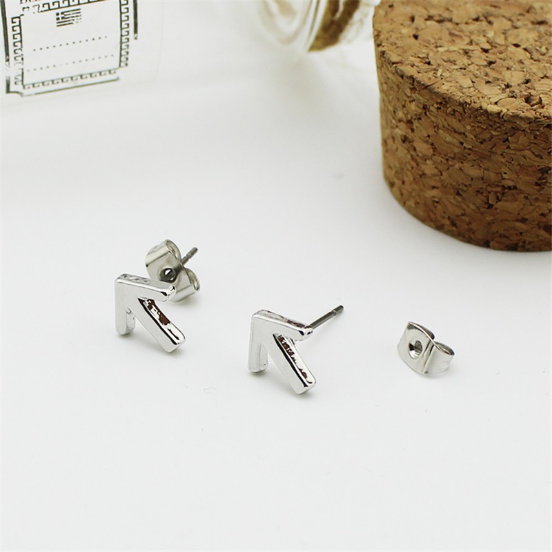 Khuyên tai nam su-ga Kpop hình mũi tên