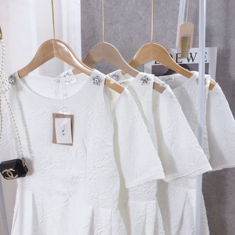 Váy hoa trắng chất xốp cao cấp, hở vai, dáng xoè dễ thương.Đầm tiểu thư dự tiệc.