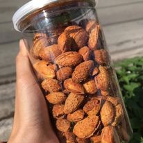 Hạt hạnh nhân rang bơ còn vỏ hộp  500G loại  thơm ngon, ròn rụm