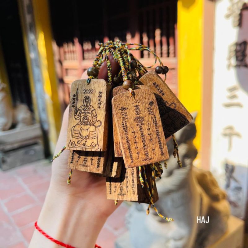 Thẻ bài thái tuế gỗ trầm hương tết dây, đeo móc chìa khoá hoặc để ví - bình an, may mắn, tài lộc, trừ hạn tai ương