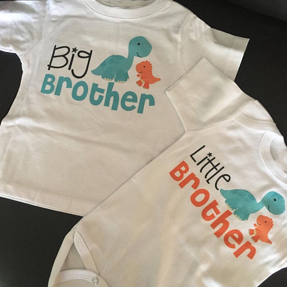 ✨ Kích Thước Nhỏ Thông Thường Kích Thước Nhỏ Hơn Thông Thường✨ Big / little brother / cousin Áo Thun Liền Quần In Họa Tiết Khủng Long Hoạt Hình Dễ Thương Cho Gia Đình