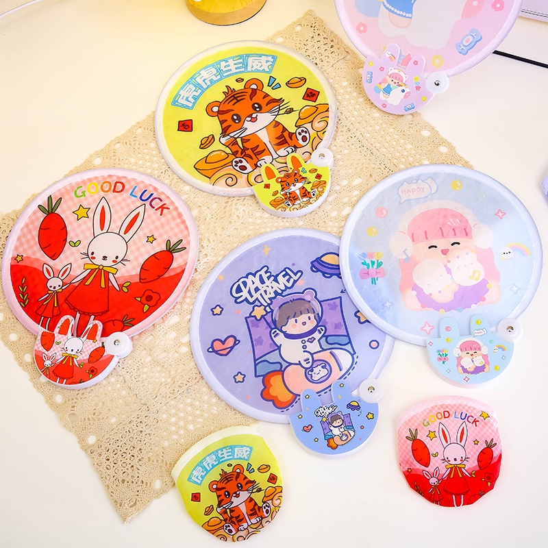 Quạt Gấp Cầm Tay Hình Tròn Họa Tiết Hoạt Hình Phong Cách Mới Cho Học Sinh