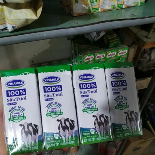 Sữa Vinamilk 100% sữa tươi có đường (4 hộp *180ml)