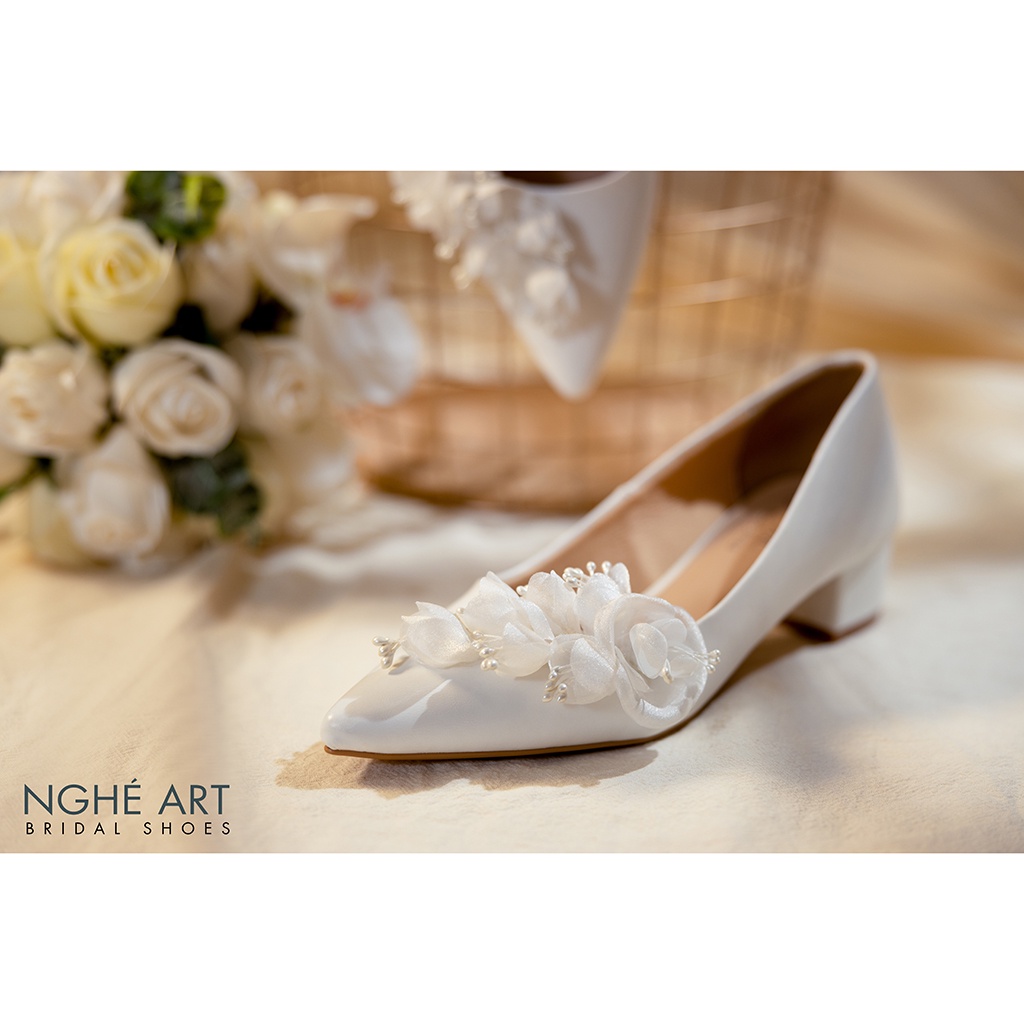 Giày cô dâu Nghé Art đính dãy hoa 390