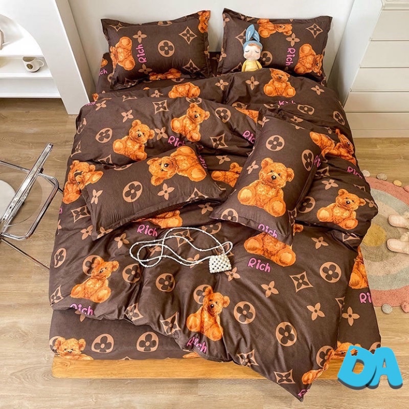 Bộ chăn ga gối cotton poly gấu nâu đủ size bo chun - Mẫu gấu nâu
