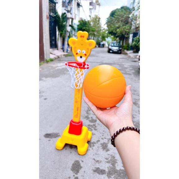 Bộ đồ chơi bóng rỗ kèm 1 trái banh, có decal dán đo chiều cao cho bé