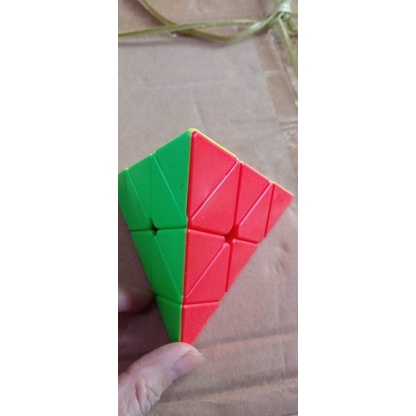1 chiếc Rubick hình tam giác