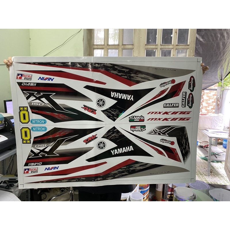 ( Quí khách vui lòng mang ra tiệm cho thợ dán ) Exciter 150 trắng đỏ