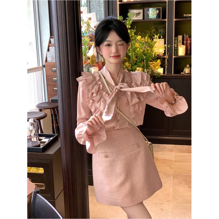 Set 3 món hồng: Áo khoác blazer không cổ + Áo sơ mi hồng nơ cổ phối bèo tay dài loe + Chân váy chữ A (Công sở)