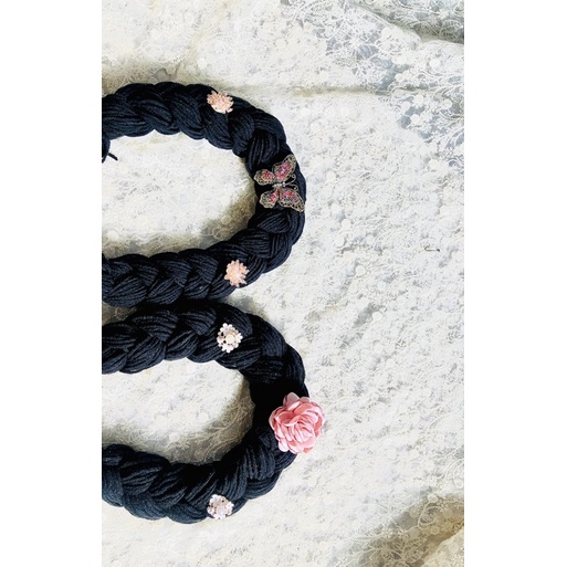 Mấn đeo cùng hanbok