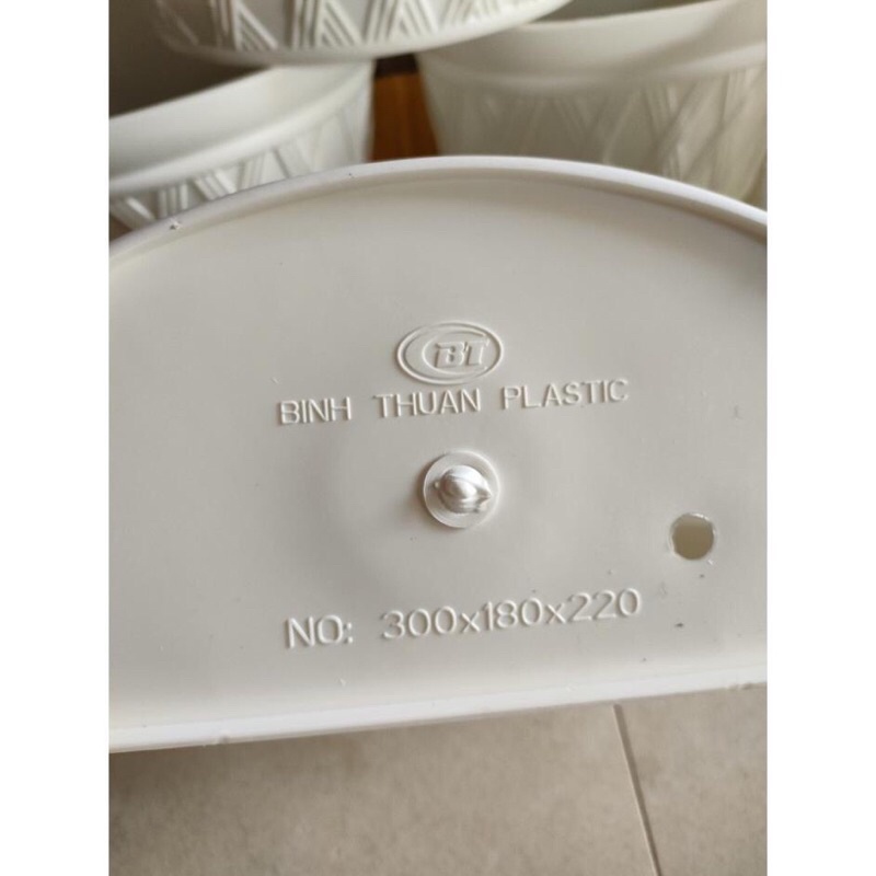 Chậu nhựa trồng cây treo tường kiểu hàng rào loại máng dài