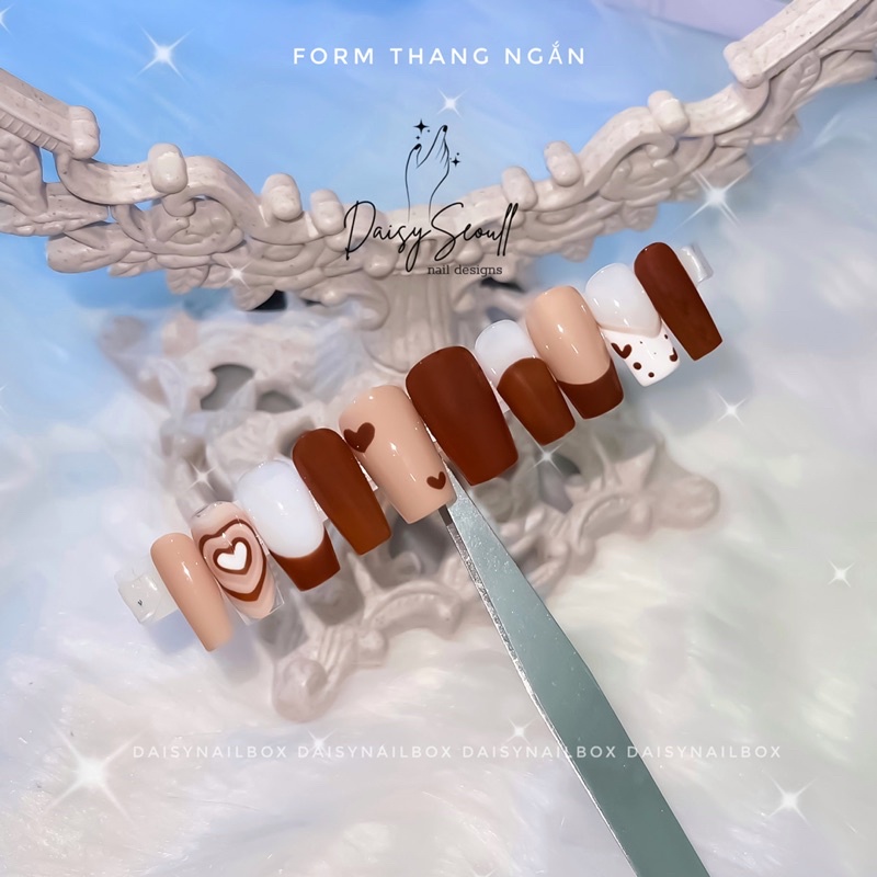 Nailbox thiết kế màu nâu vẽ hoạ tiết trái tim