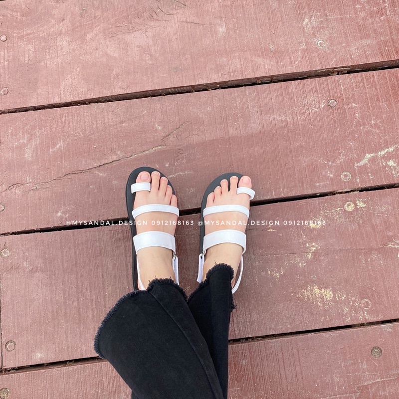 Giày Sandals xỏ ngón quai ngang đơn giản phối màu đen trắng