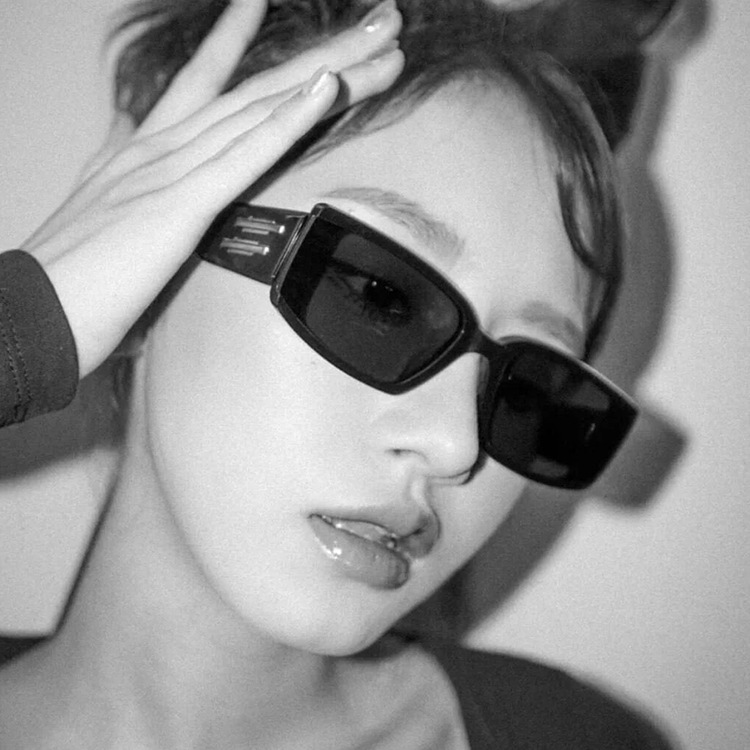 Ins Simple Wild Female Fashion Models Black and White Mixed Colors To Put A Small Box Style Sunglasses