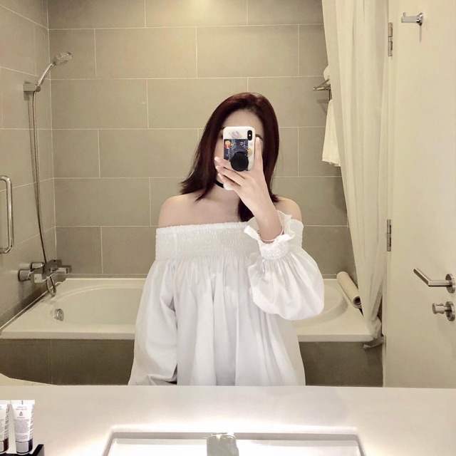 Váy trắng trễ vai