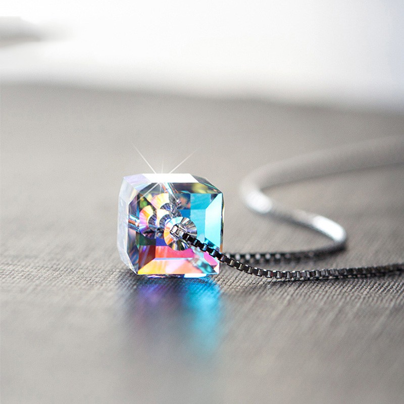 Dây chuyền kèm mặt pha lê swarovski khối vuông lập phương ánh sáng aurora