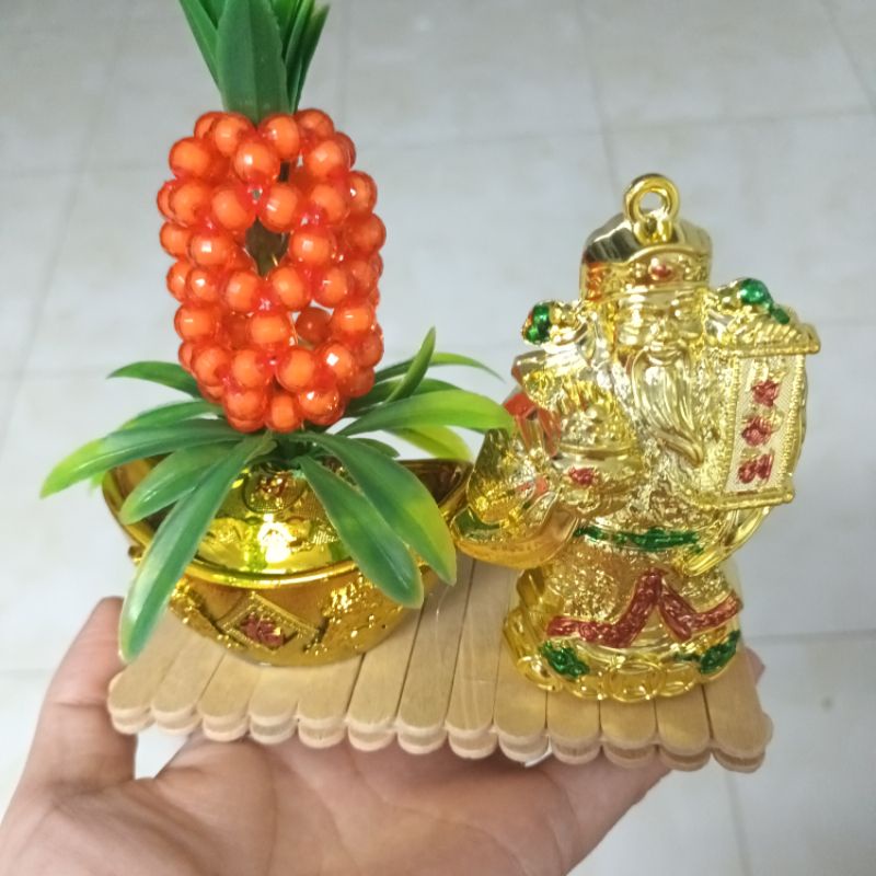 Tượng ông Thần Tài thỏi vàng trái thơm kích hoạt may mắn tài lộc