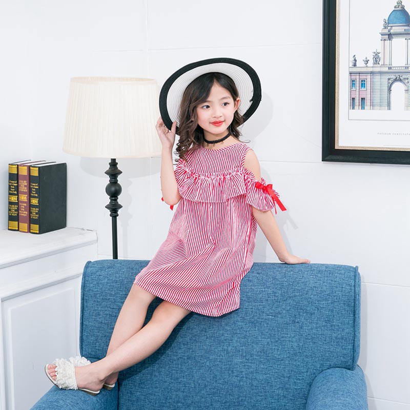Đầm trễ vai kẻ sọc + băng buộc đầu cho bé gái