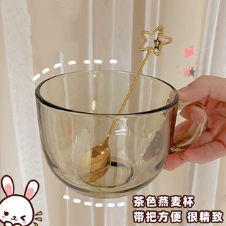 Cốc uống có tay cầm để sử dụng tại nhà và nhà hàng.