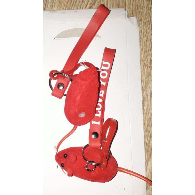 Một chiếc móc khóa bóp kêu chuột 4 trong 1 bằng nhựa rất đẹp