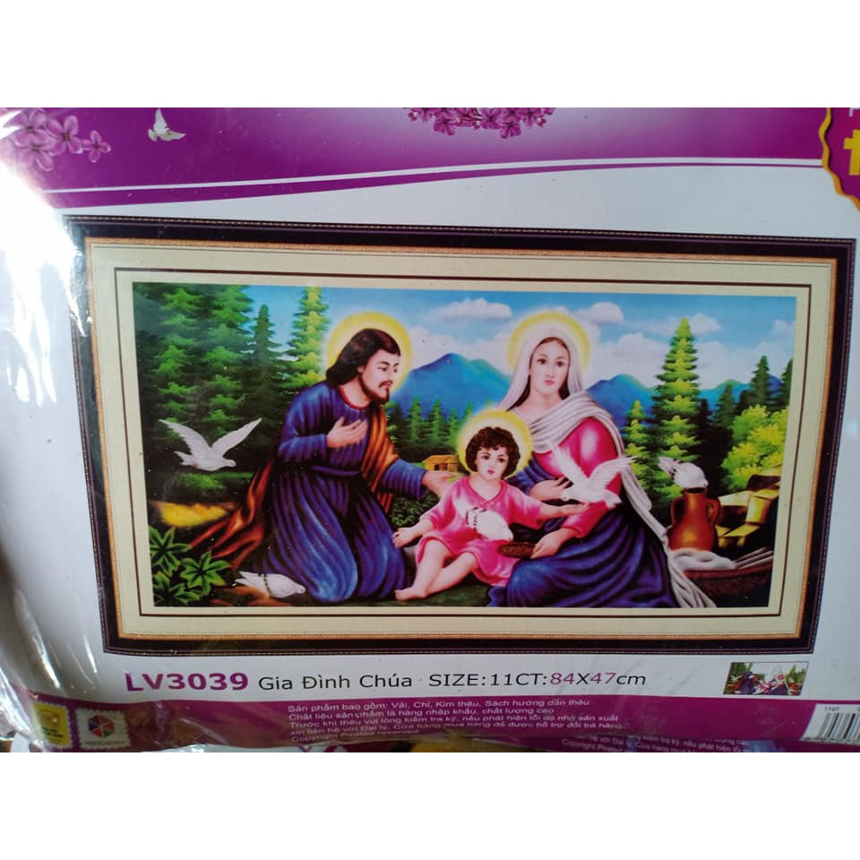 Tranh thêu chữ thập gia đình chúa KT:84x47cm, tranh chưa thêu và chưa khung. Tặng kéo và sỏ chỉ.