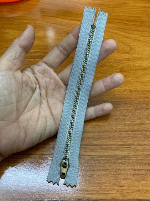 2 Dây kéo quần jean răng đồng HKK 18cm đầu khóa tự động.