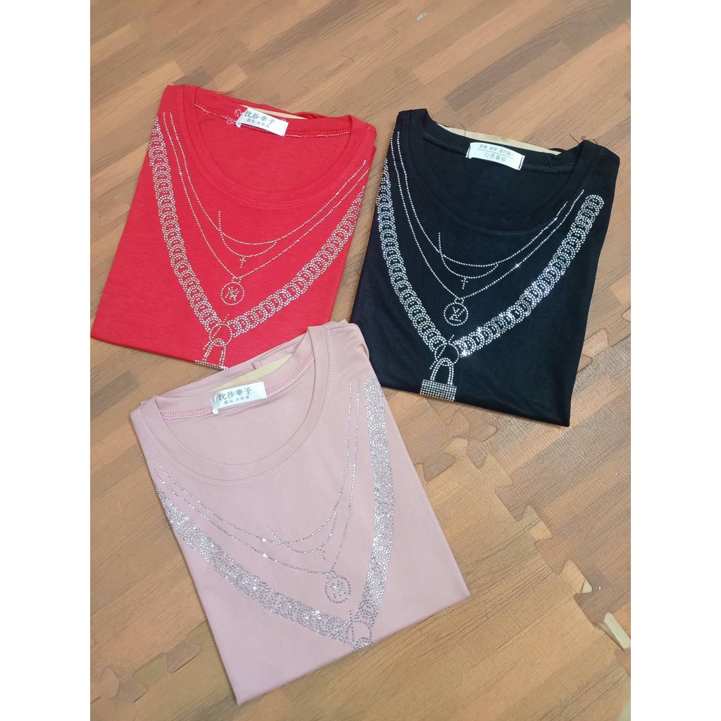 Áo thun cổ tim đính đá hình ổ khoá .chất làm mát thấm hut mồ hôi cực tốt AT72 - phamtrangredep shop