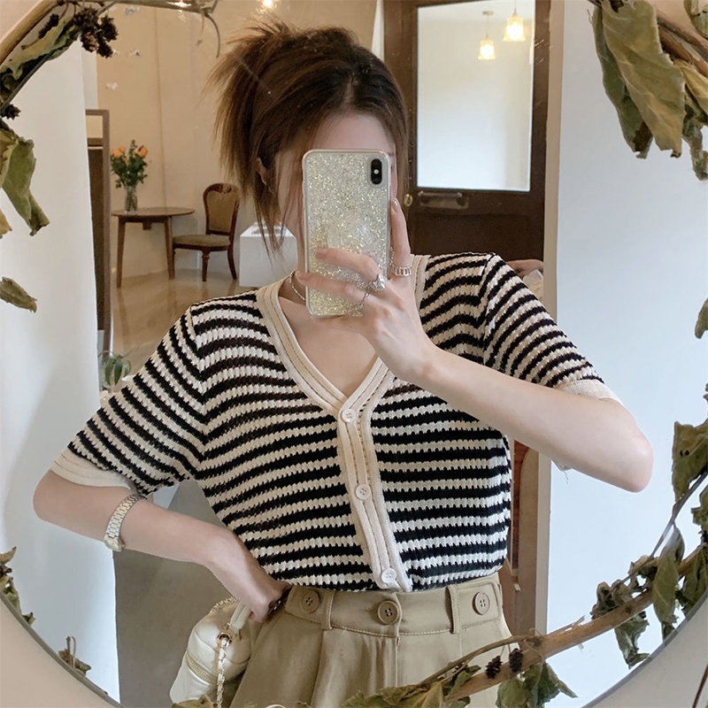 Áo sơ mi IELGY dệt kim cổ chữ V cài khuy hoạ tiết kẻ sọc phong cách Hàn Quốc cho nữ