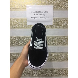 Giầy thể thao đen nhung kẻ trắng