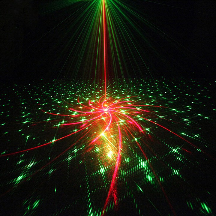 Đèn nháy theo nhạc đèn bay phòng cao cấp 6 mắt laser nháy 64 hình khác nhau