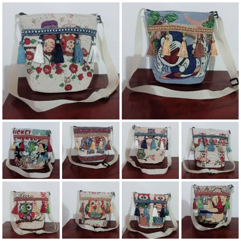 Túi chéo tua rua đáy tròn.