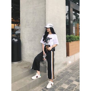 Set Bộ Nữ Áo Thun Cô Gái Và Quần Ống Rộng Sọc Nâu Trắng Cá Tính