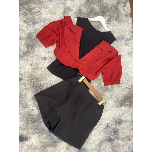 Set đồ nữ gồm áo sơ mi kiểu khoét vai và quần short