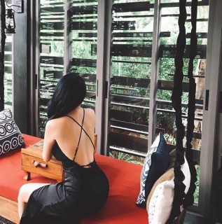 Váy emwear hở lưng xẻ tà